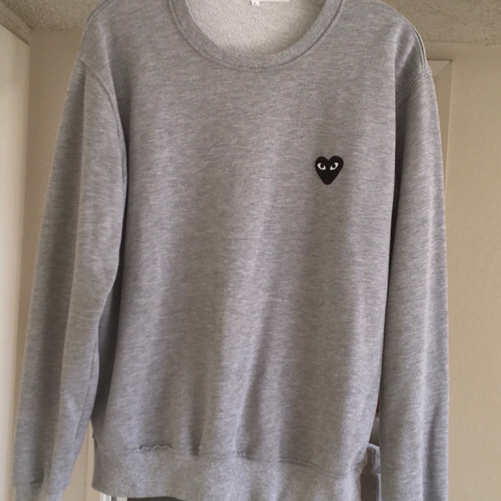 COMME DES GARÇONS PLAY/GRAY CREWNECK SWEATSHIRTw LOGO